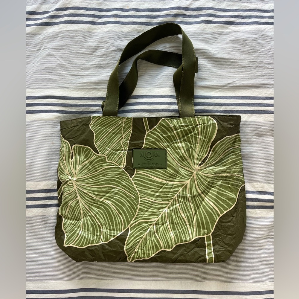 Aloha Collection Zippered Tote - Elephant Ear